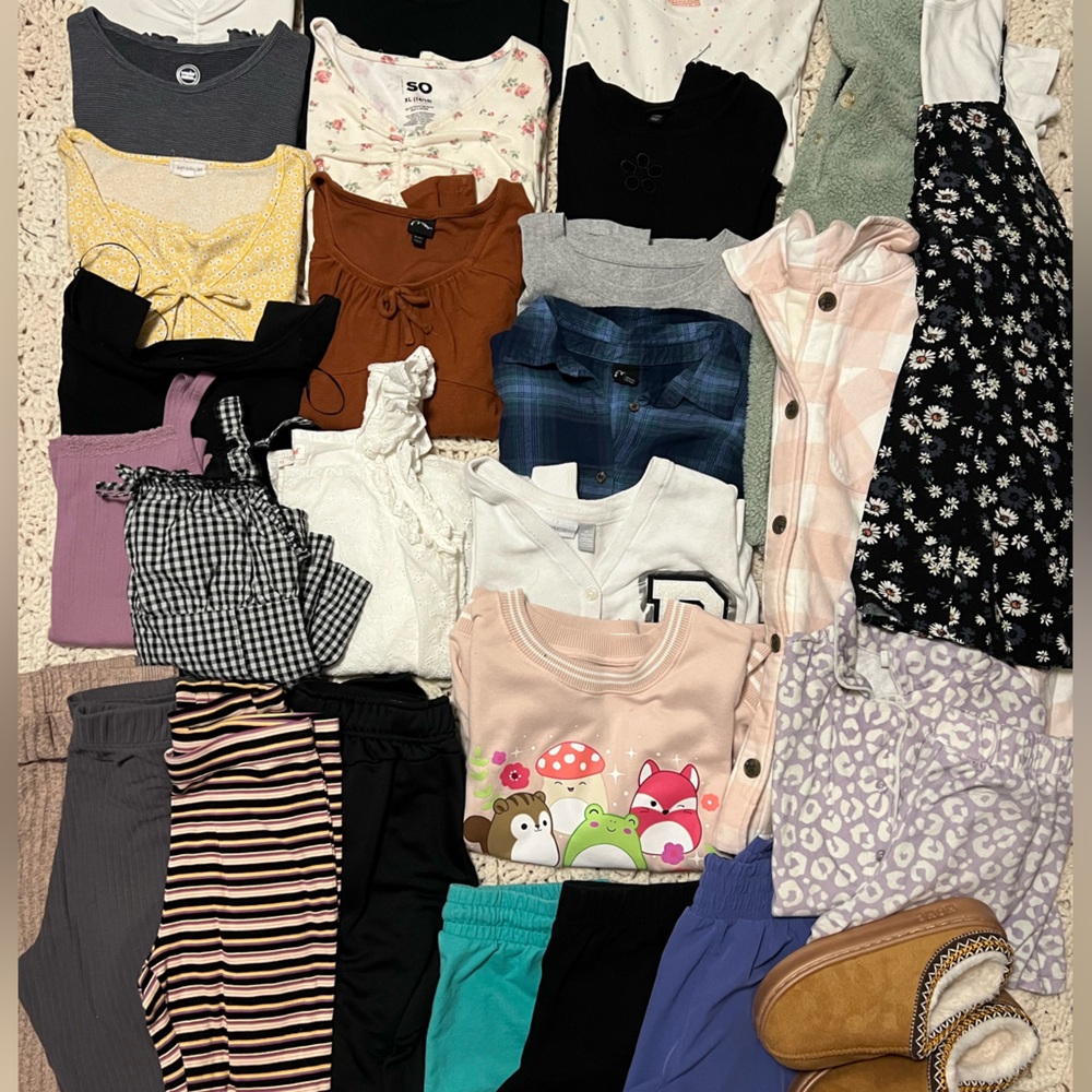 GIANT LOT OF TWEEN/TEEN GIRLS CLOTHING!